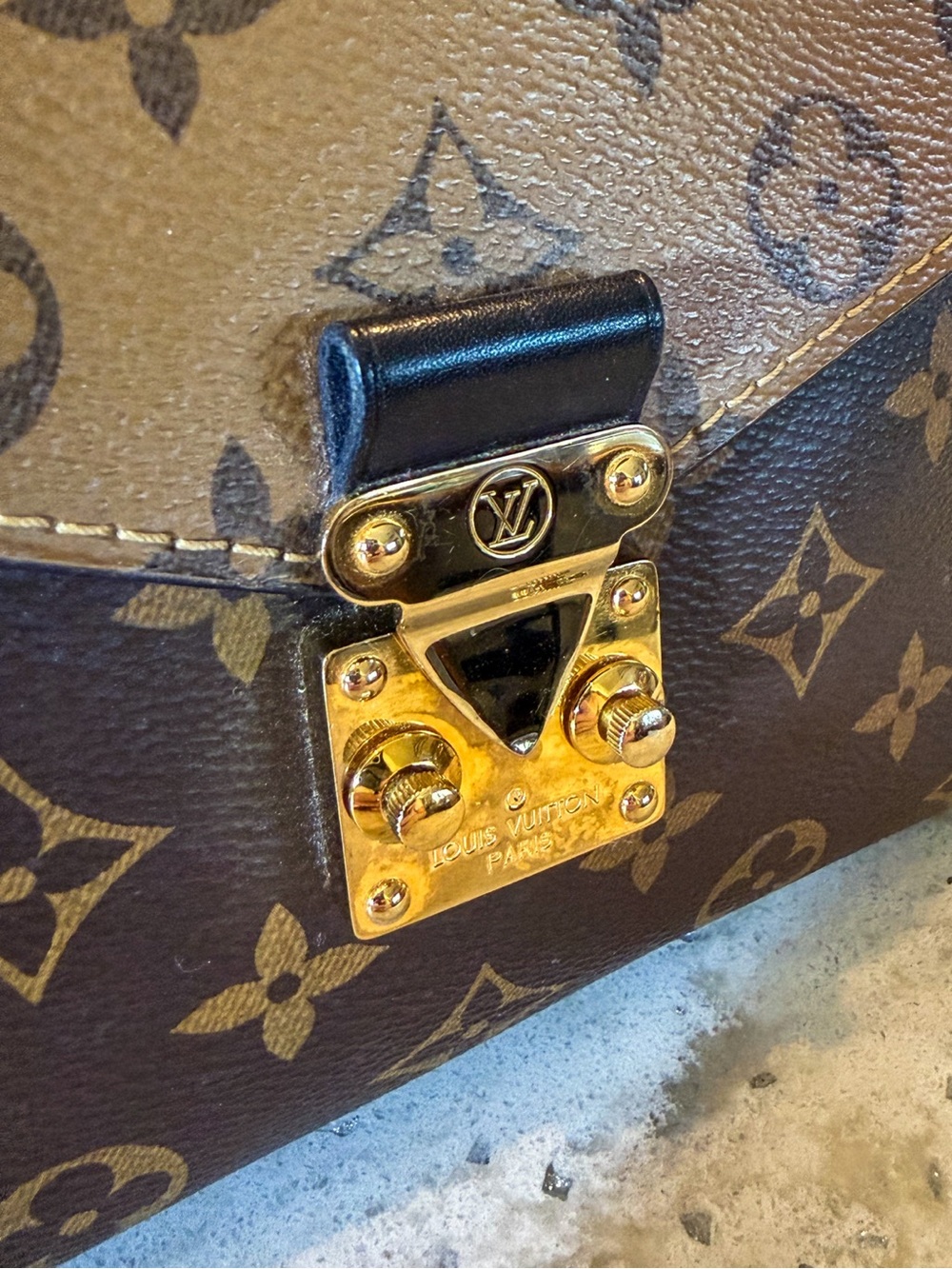 Louis Vuitton Reverse Pochette Metis - Picture 12 of 15